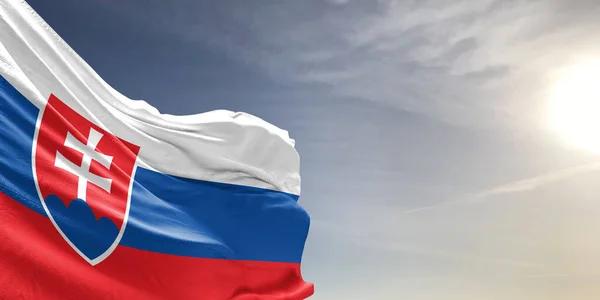 美しい灰色の空に手を振ってスロバキア国旗布生地背景 — ストック写真