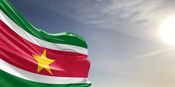 Suriname Bandiera Nazionale Stoffa Tessuto Sventolando Sul Bel Cielo Grigio — Foto Stock