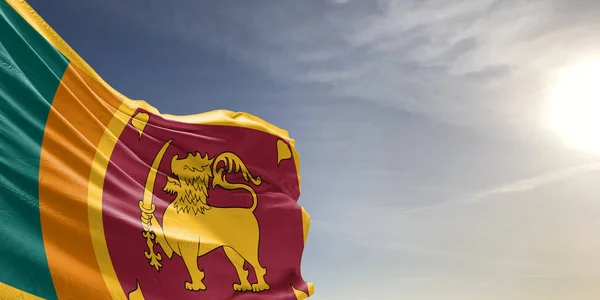 Sri Lanka National Flagga Tyg Viftar Vacker Grå Himmel Bakgrund — Stockfoto