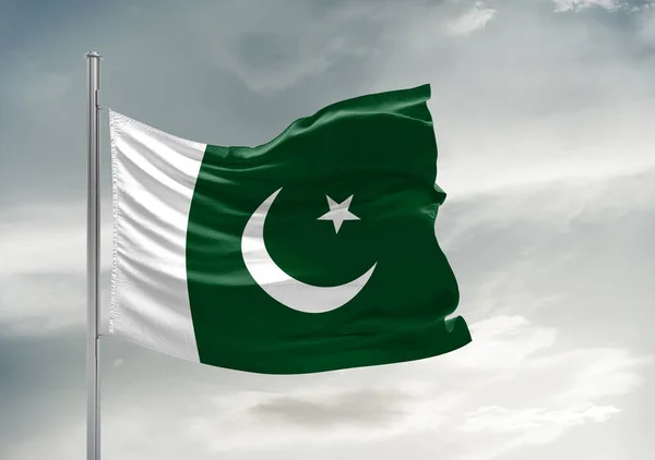 在美丽的灰色天空中飘扬的巴基斯坦国旗布 — 图库照片