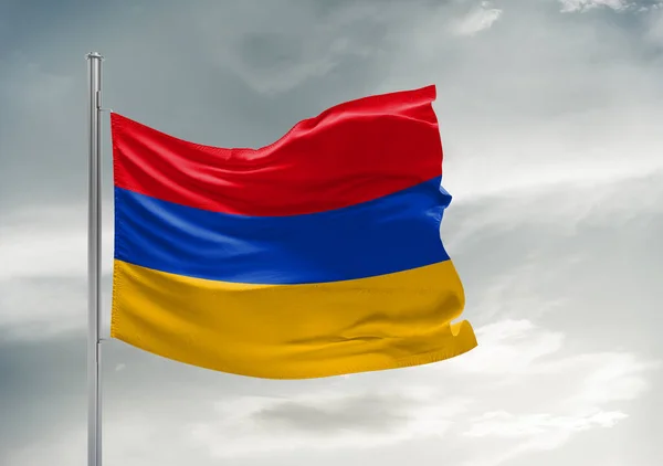 Ткань Государственного Флага Армении Размахивающая Красивом Сером Небе — стоковое фото
