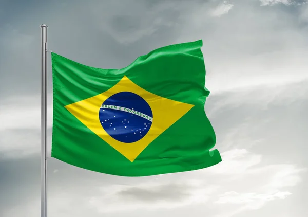 Brazílie Národní Vlajka Tkaniny Vlnění Krásné Šedé Obloze Pozadí — Stock fotografie