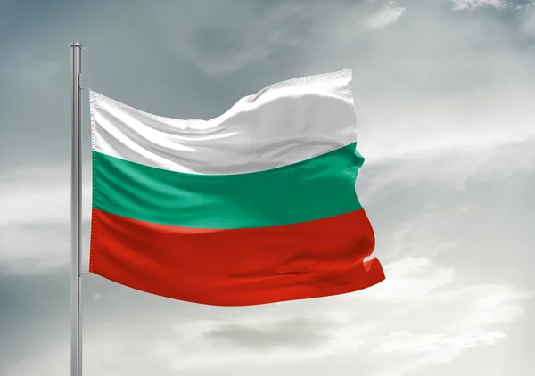Bulgaria Bandiera Nazionale Stoffa Tessuto Sventolando Sul Bel Cielo Grigio — Foto Stock