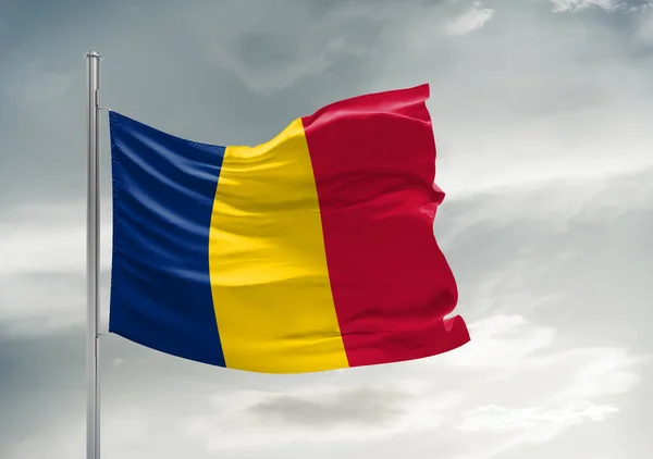 Tsjaad Nationale Vlag Doek Zwaaien Mooie Grijze Lucht Achtergrond — Stockfoto