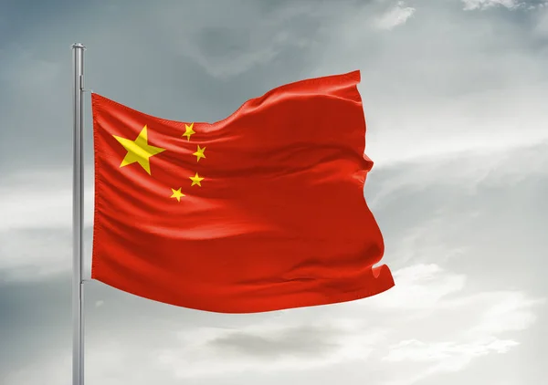 美しい灰色の空に手を振る中国国旗布生地背景 — ストック写真
