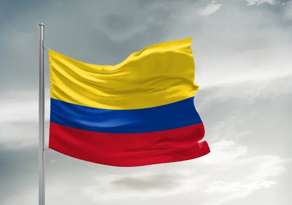 哥伦比亚国旗布在美丽的灰色天空中飘扬 — 图库照片