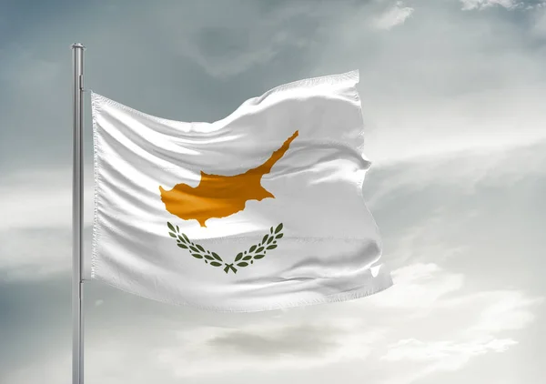 Kıbrıs ulusal bayrağı kumaşı güzel gri arka planda dalgalanıyor.