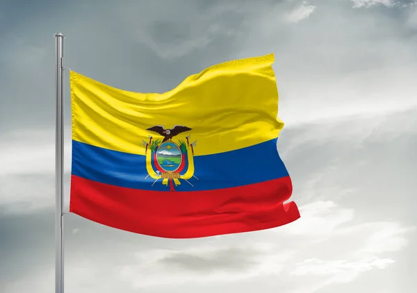 厄瓜多尔国旗布织物在美丽的灰色天空中飘扬 — 图库照片