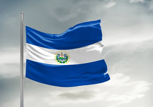 Salvador Nationalflagge Stoff Weht Auf Schönen Grauen Himmel Hintergrund — Stockfoto