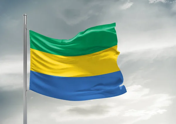 Gabon National Flagga Tyg Viftar Vacker Grå Himmel Bakgrund — Stockfoto