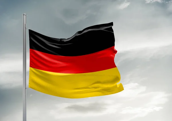 Alemanha Tecido Pano Bandeira Nacional Acenando Céu Cinza Bonito Fundo — Fotografia de Stock
