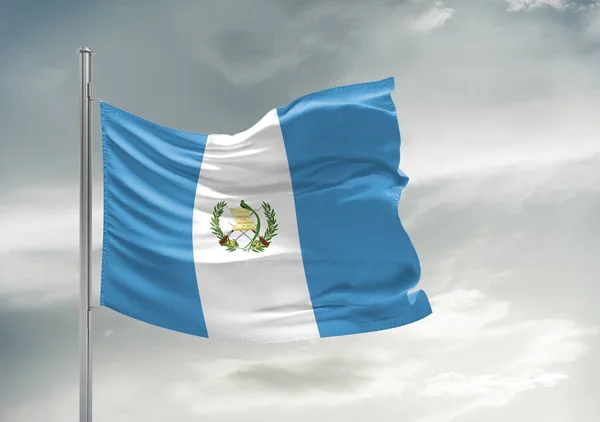 危地马拉国旗布在美丽的灰色天空中飘扬 — 图库照片