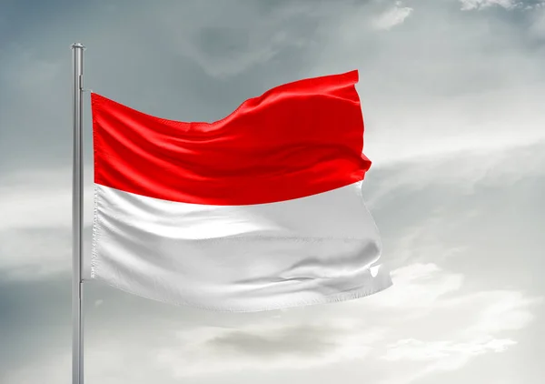 Ινδονησιακή Εθνική Σημαία Ύφασμα Κυματίζει Όμορφο Γκρι Ουρανό Φόντο — Φωτογραφία Αρχείου