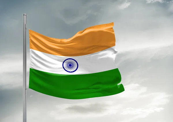 India Bandiera Nazionale Tessuto Sventolando Sul Bel Cielo Grigio Sfondo — Foto Stock