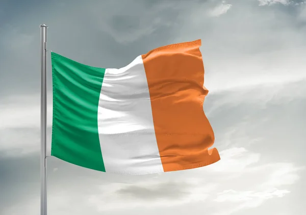 Ιρλανδία Εθνικό Πανί Σημαία Κυματίζει Όμορφο Γκρι Ουρανό Φόντο — Φωτογραφία Αρχείου