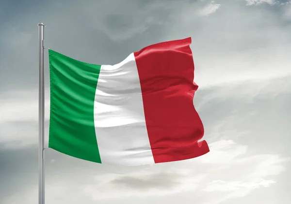 美しい灰色の空に揺れるイタリア国旗布背景 — ストック写真