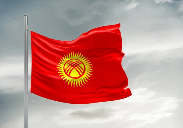 Kirghizistan Bandiera Nazionale Stoffa Tessuto Sventolando Sul Bel Cielo Grigio — Foto Stock