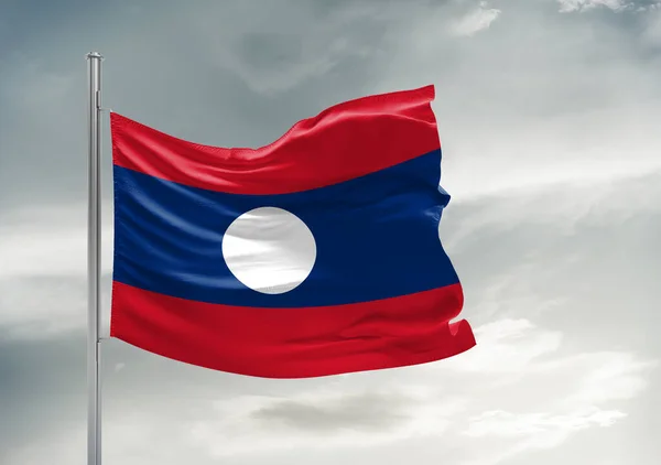 Laos Tecido Pano Bandeira Nacional Acenando Céu Cinza Bonito Fundo — Fotografia de Stock