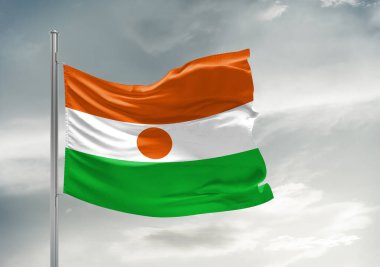 Nijer Ulusal Bayrak Kumaşı Güzel gri arka planda sallanıyor.