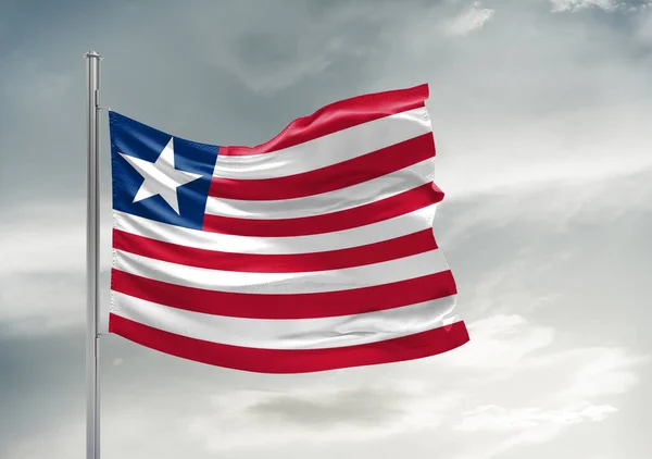 美しい灰色の空に揺れるリベリア国旗布背景 — ストック写真