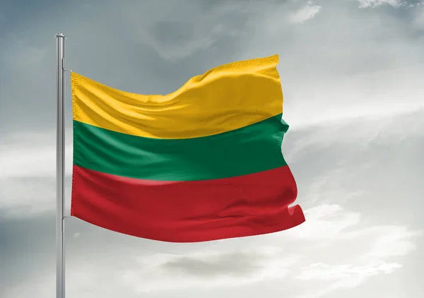 Lituânia Tecido Pano Bandeira Nacional Acenando Céu Cinza Bonito Fundo — Fotografia de Stock