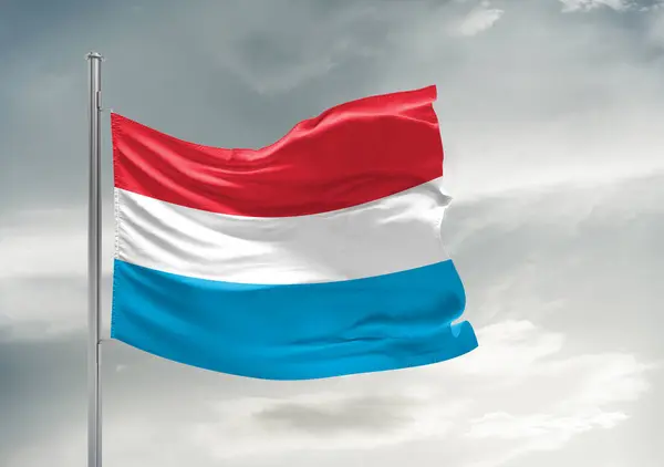 Люксембурзький Національний Прапор Тканина Махає Красивим Сірим Небом — стокове фото