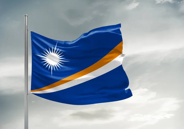 Marshall Eilanden Nationale Vlag Doek Zwaaien Mooie Grijze Lucht Achtergrond — Stockfoto