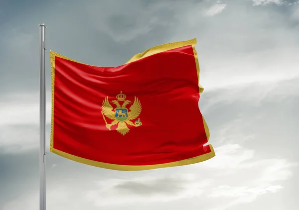 Montenegro National Flagga Tyg Viftar Vacker Grå Himmel Bakgrund — Stockfoto