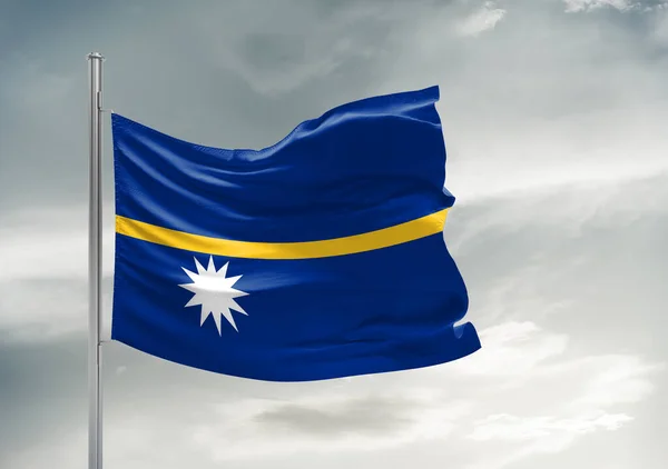 Nauru Národní Vlajka Tkaniny Vlnění Krásné Šedé Obloze Pozadí — Stock fotografie