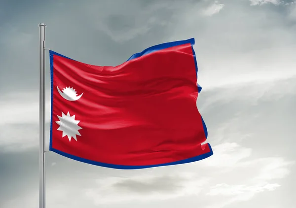 美しい灰色の空に手を振るネパール国旗布生地背景 — ストック写真