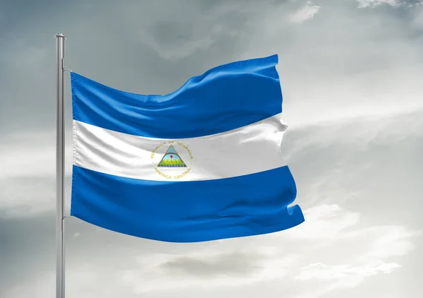 Aunicaragua Stria Tela Bandera Nacional Ondeando Sobre Hermoso Cielo Gris —  Fotos de Stock