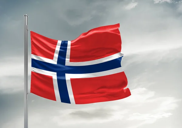 Noruega Tecido Pano Bandeira Nacional Acenando Céu Cinza Bonito Fundo — Fotografia de Stock