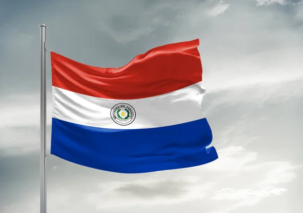 Парагвайський Національний Прапор Тканина Махаючи Прекрасному Сірому Тлі Неба — стокове фото