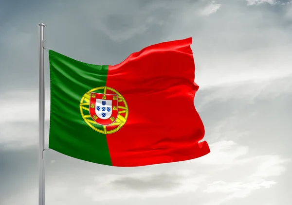 Португальська Національна Тканина Прапора Махає Прекрасним Сірим Небом — стокове фото