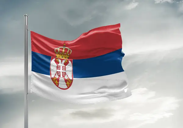 Ткань Государственного Флага Сербии Размахивая Красивом Сером Небе — стоковое фото