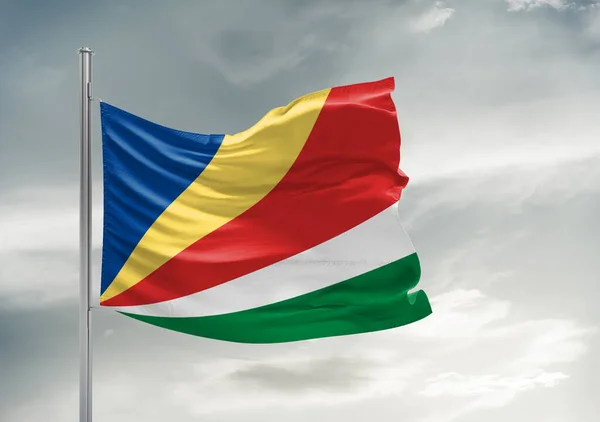 Seychelles National Flag Cloth Fabric Waving Beautiful Grey Sky Background — Stock Photo, Image