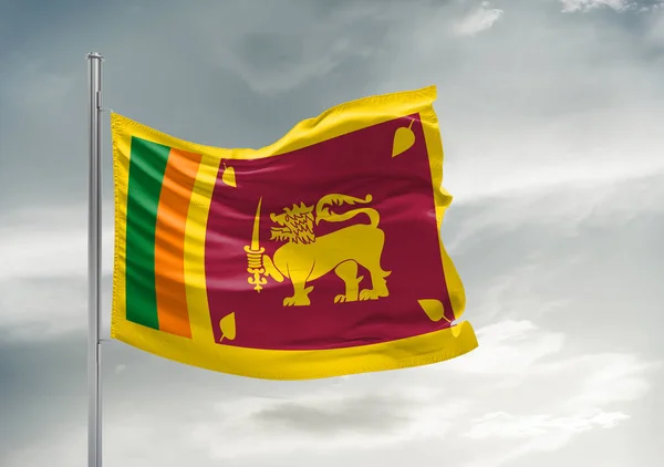 Sri Lanka Nationale Vlag Stof Zwaaiend Mooie Grijze Lucht Achtergrond — Stockfoto