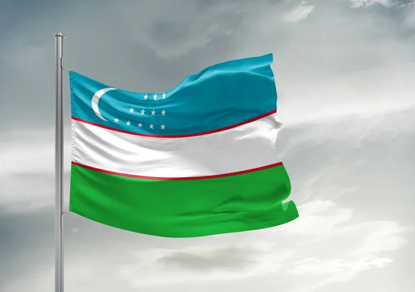 Oezbekistan Nationale Vlag Doek Zwaaiend Mooie Grijze Lucht Achtergrond — Stockfoto