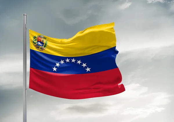 委内瑞拉国旗布在美丽的灰色天空中飘扬 — 图库照片