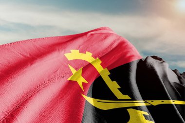 Angola Ulusal Bayrak Kumaşı Güzel Gökyüzü Arkaplanı 'nda sallanıyor.