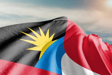 Antigua ve Barbuda Ulusal Bayrak Kumaşı Güzel Gökyüzü Arkaplanı 'nda sallanıyor.