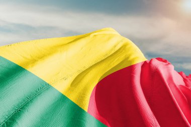 Benin Ulusal Bayrak Kumaşı Güzel Gökyüzü Arkaplanı 'nda sallanıyor.