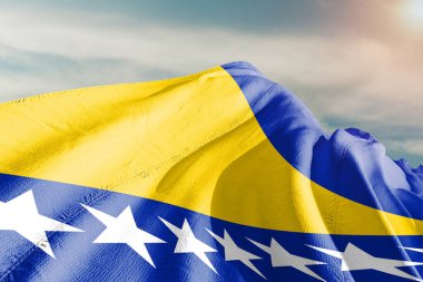 Bosna-Hersek ulusal bayrak kumaşı güzel Gökyüzü Arkaplanında dalgalanıyor.