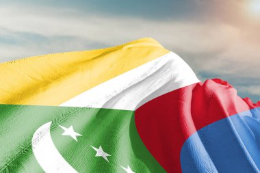 Comoros Ulusal Bayrak Kumaşı Güzel bir arka planda sallanıyor.
