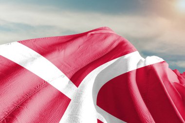 Danimarka ulusal bayrak kumaşı güzel bir arka planda dalgalanıyor.