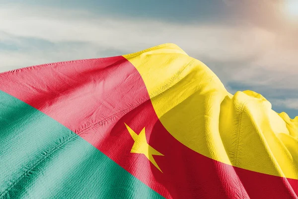 Камерунська Національна Тканина Прапором Махає Прекрасному Тлі Неба — стокове фото