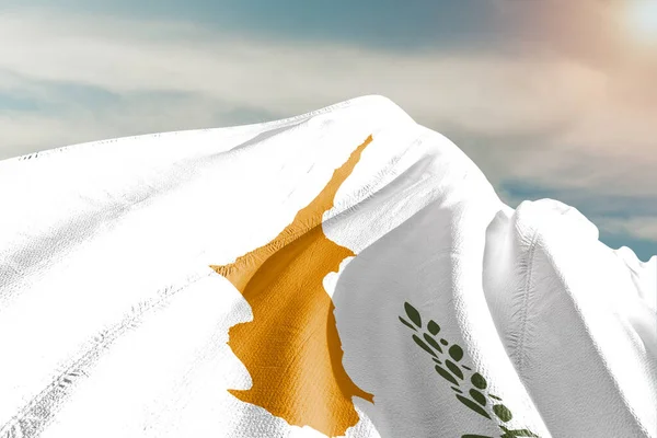 塞浦路斯国旗布在美丽的天空中飘扬 — 图库照片