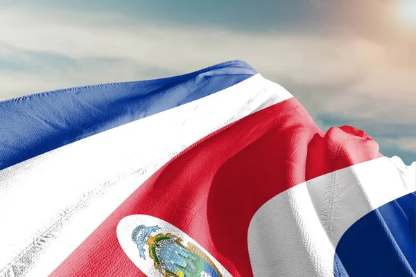 コスタリカ国旗布美しい空に手を振る生地背景 — ストック写真