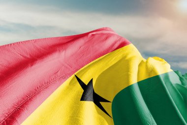 Gana ulusal bayrak kumaşı güzel gri arka planda sallanıyor.