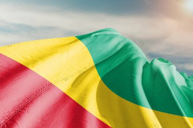 Gine Ulusal Bayrak Kumaşı Güzel gri arka planda sallanıyor.